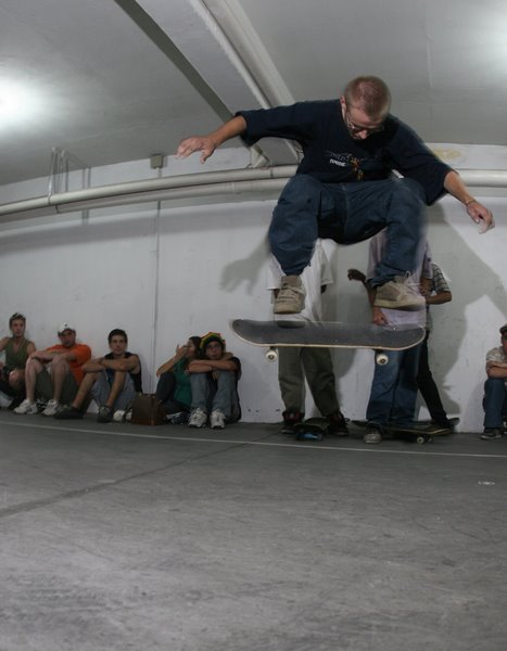 Carlos Alliati - fakie double flip 